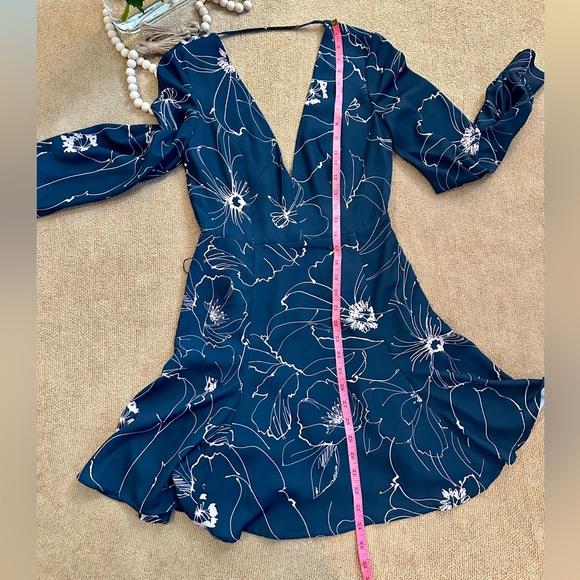 Keepsake The Label  V-Neck Mini Dress size small - Picture 5 of 13